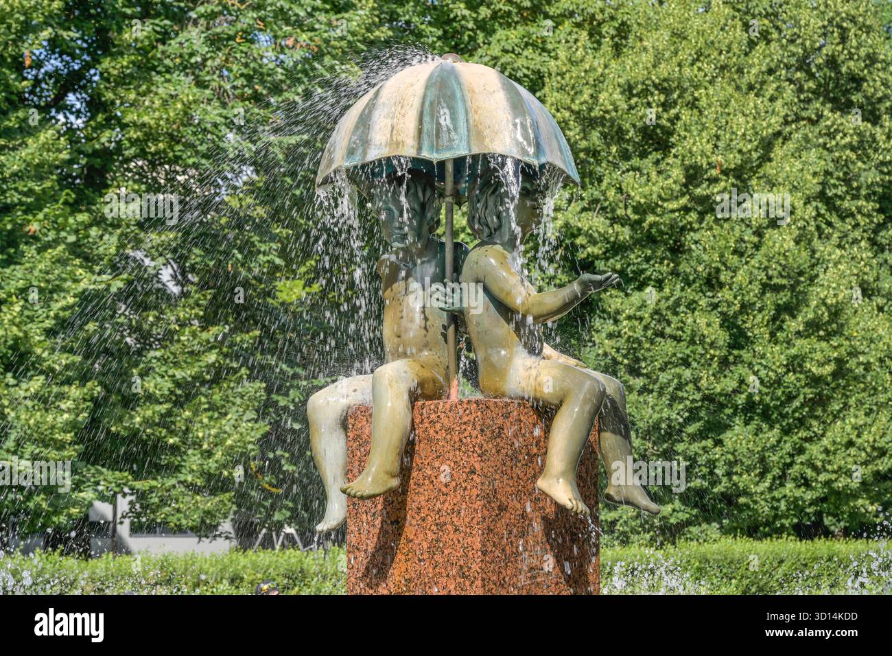 Brunnen, Kinder unter dem Regenschirm, Kanuti Garden, Park, Tallinn, Estland Foto Stock