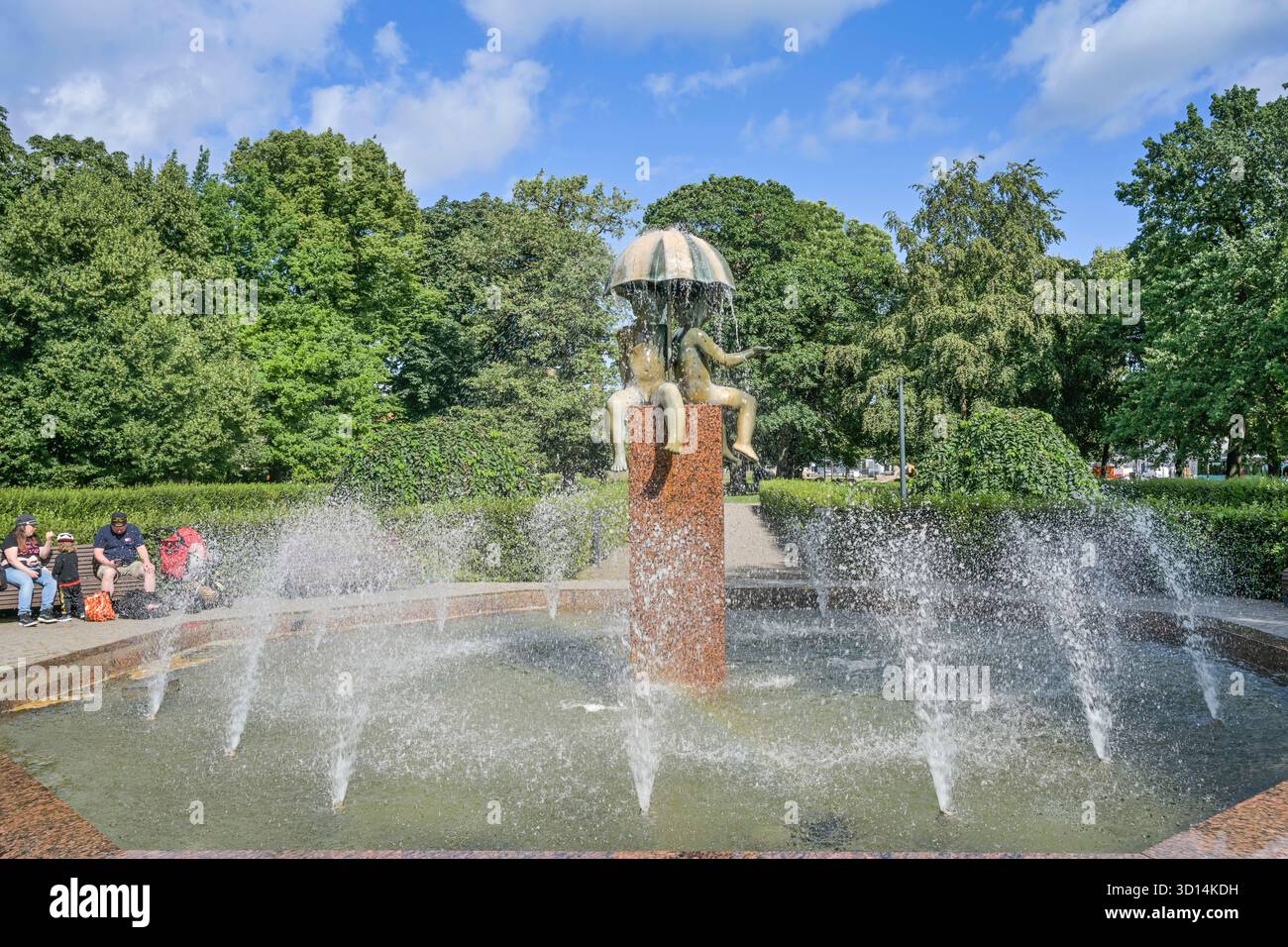 Brunnen, Kinder unter dem Regenschirm, Kanuti Garden, Park, Tallinn, Estland Foto Stock