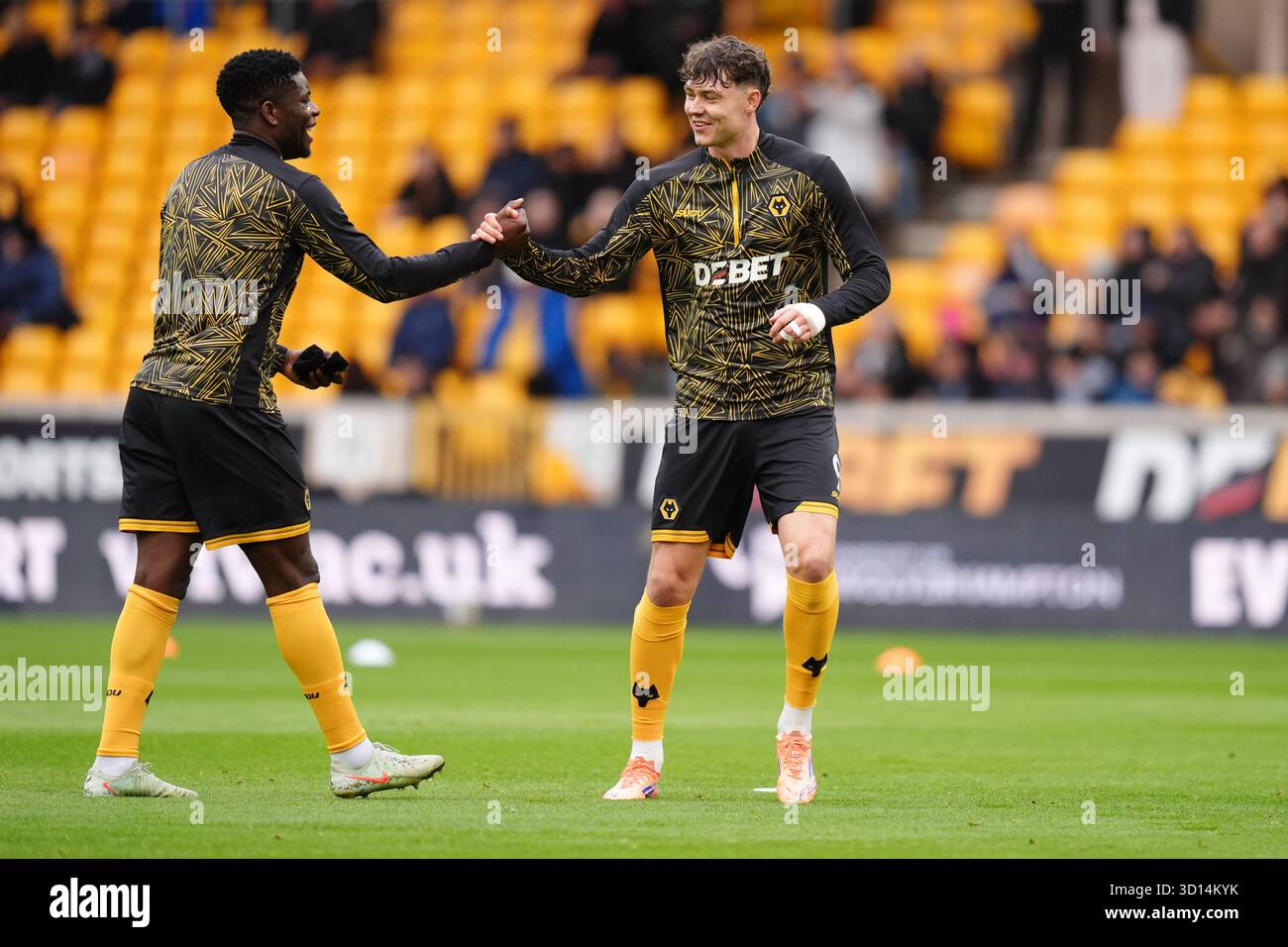 Jorgen Strand Larsen dei Wolverhampton Wanderers e Marshall Munetsi (a sinistra) dei Wolverhampton Wanderers si riscaldano prima della partita di Premier League al Molineux Stadium di Wolverhampton. Data foto: Domenica 26 ottobre 2025. Foto Stock