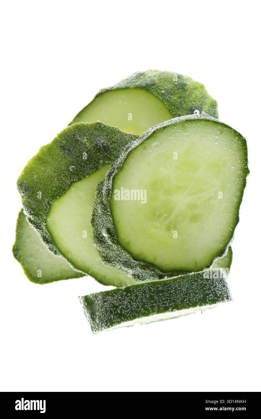 Oggetto su bianco - cetriolo alimentare in acqua Foto Stock