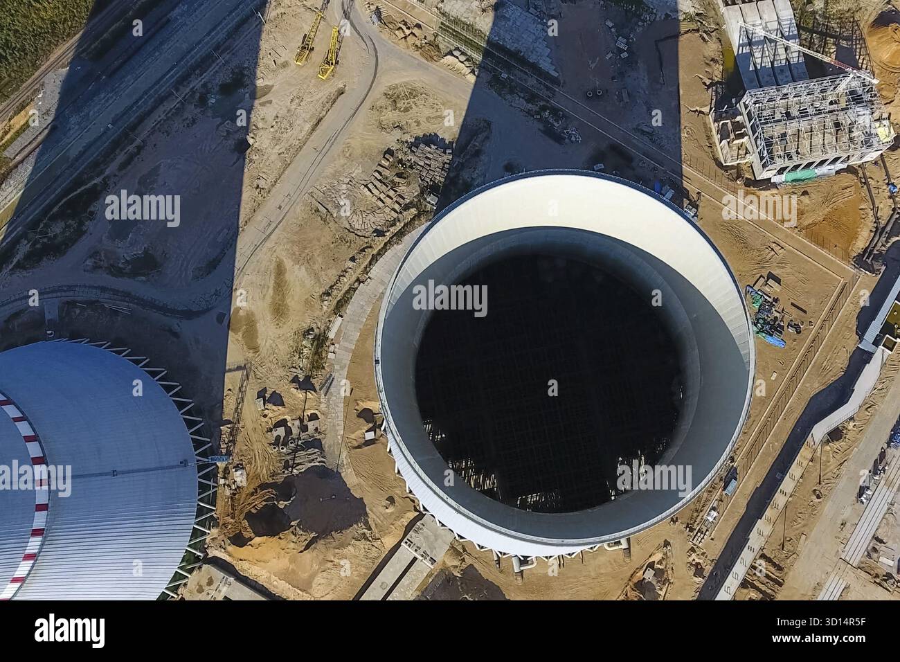 Indagine di antenna di una centrale nucleare in costruzione. L'installazione e la costruzione di un impianto di alimentazione. Energia nucleare Foto Stock