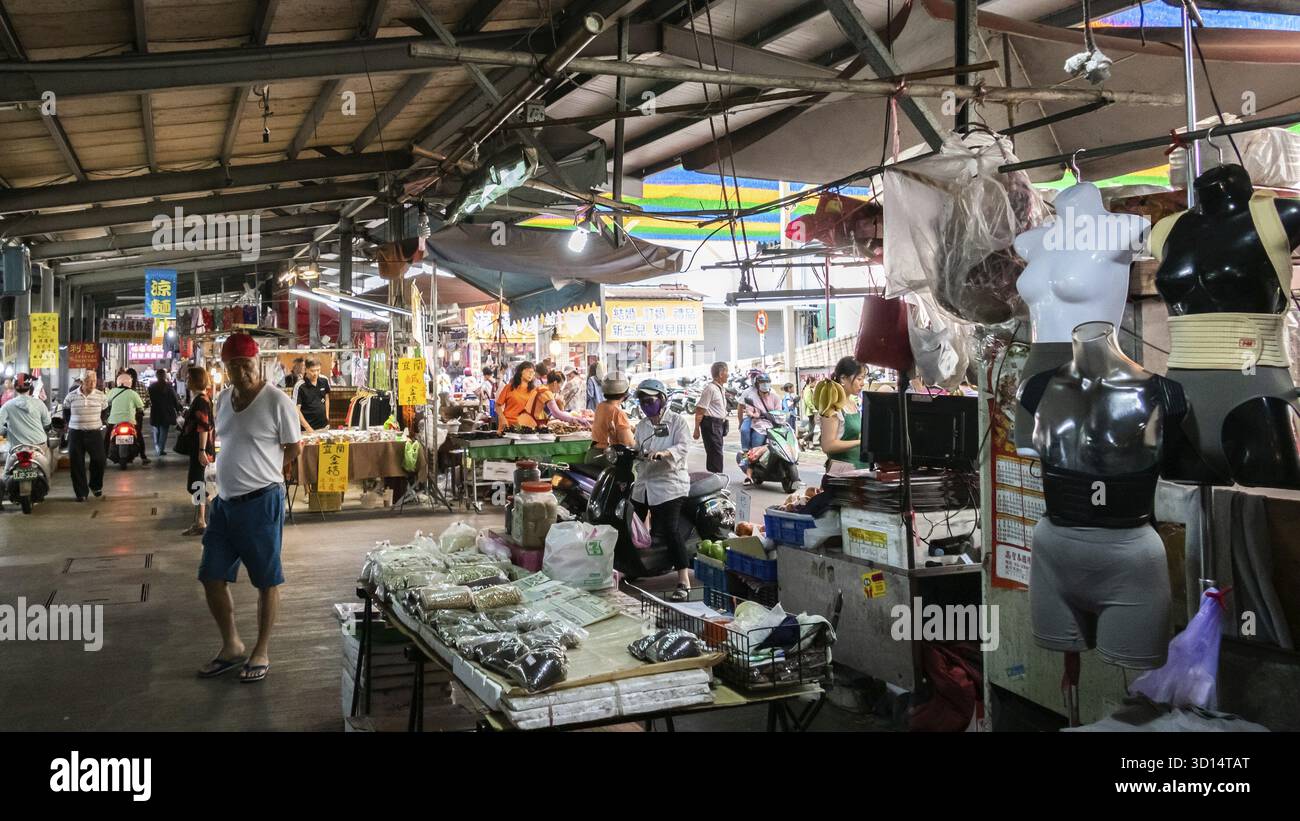 Puli, Taiwan - 11 ottobre 2019: La gente cammina e fa shopping nel mercato tradizionale della città di Puli, nella contea di Nantou, Taiwan Foto Stock