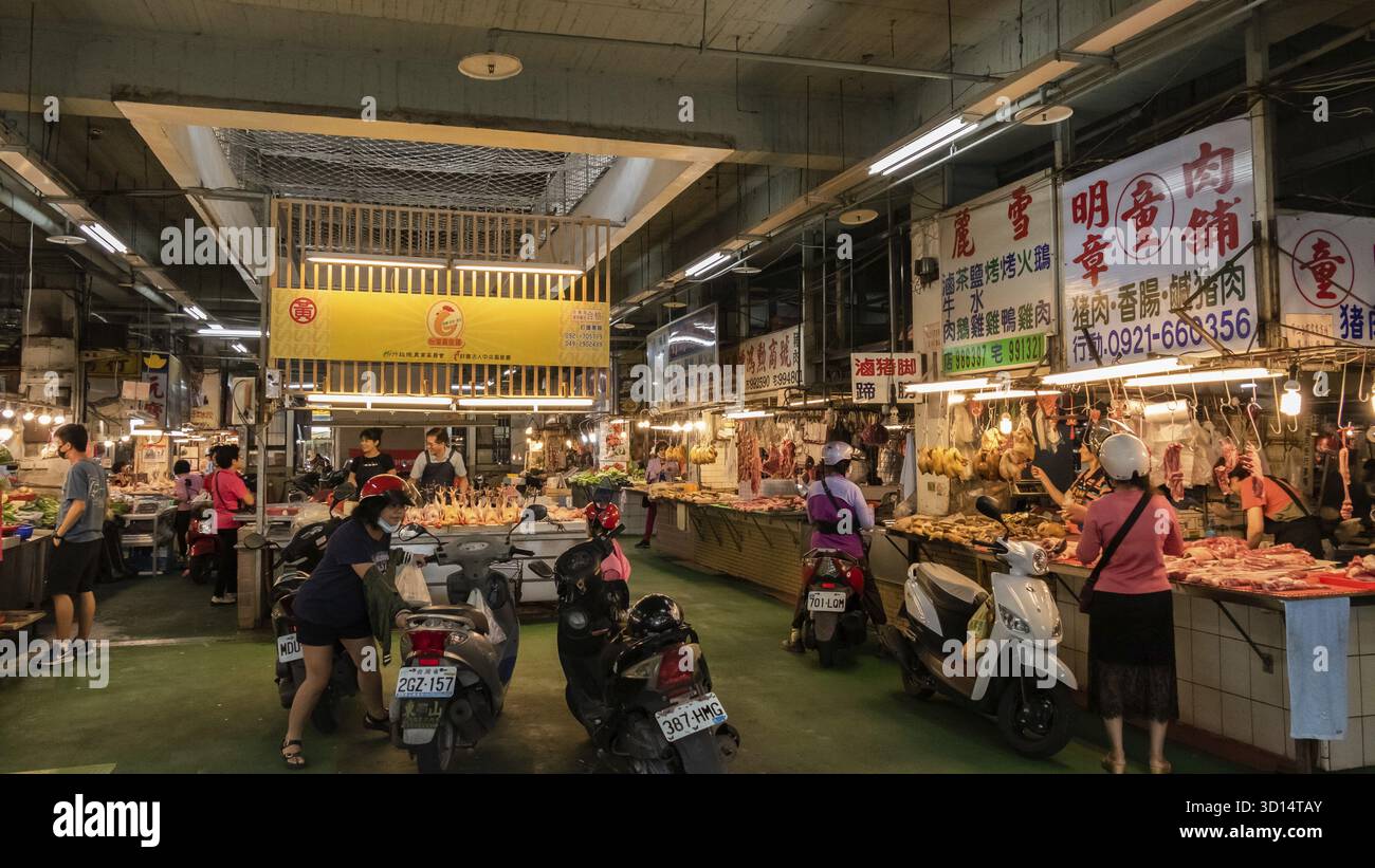 Puli, Taiwan - 11 ottobre 2019: La gente cammina e fa shopping nel mercato tradizionale della città di Puli, nella contea di Nantou, Taiwan Foto Stock
