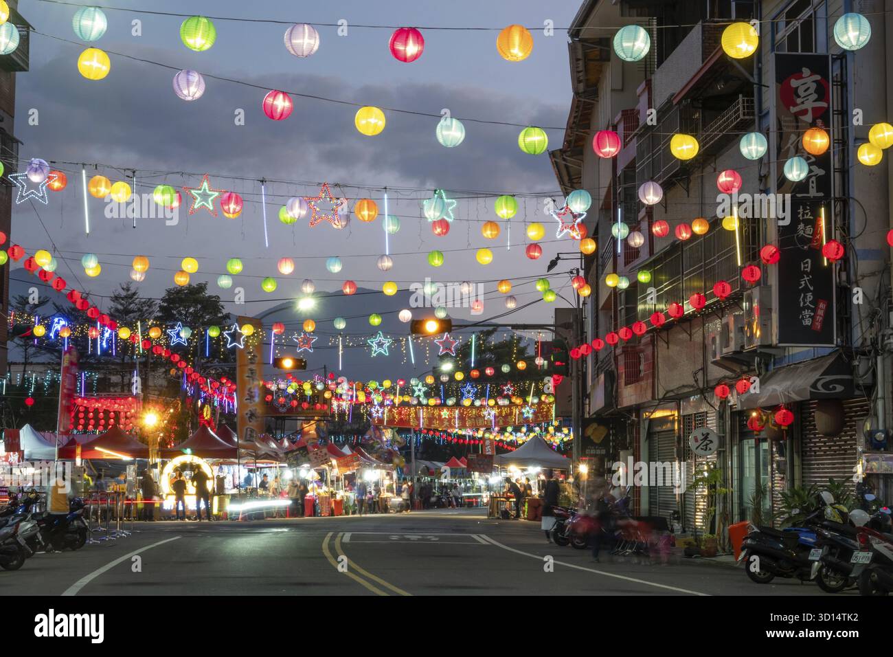 Puli Township, Taiwan - 2 dicembre 2020: Lanterne cinesi colorate appese in strada, cerimonia sacrificale di dedica speciale taoista nella township di Puli Foto Stock