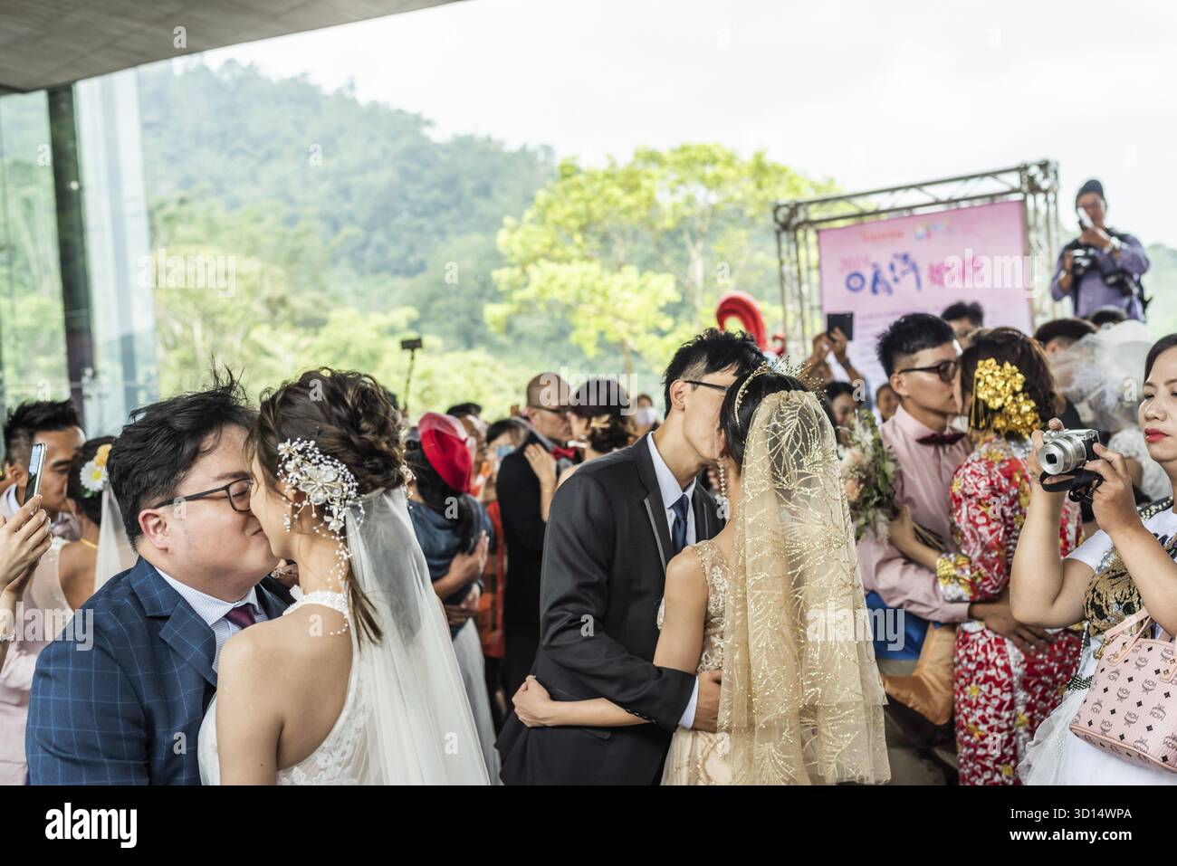 Yuchi, Taiwan - 4 ottobre 2019: Diverse coppie partecipano ad un matrimonio di gruppo nel punto panoramico del Lago Sun Moon, Nantou, Taiwan Foto Stock