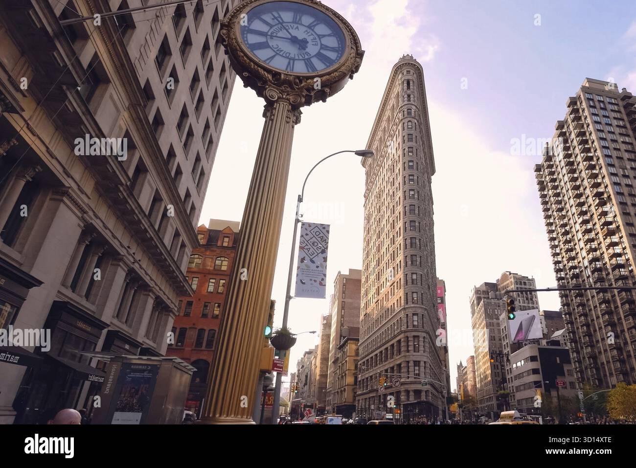 New York, USA - 20 giugno 2015: Camminare per le strade di New York, Manhattan. La vita di New York nel pomeriggio. Strade ed edifici cittadini Foto Stock