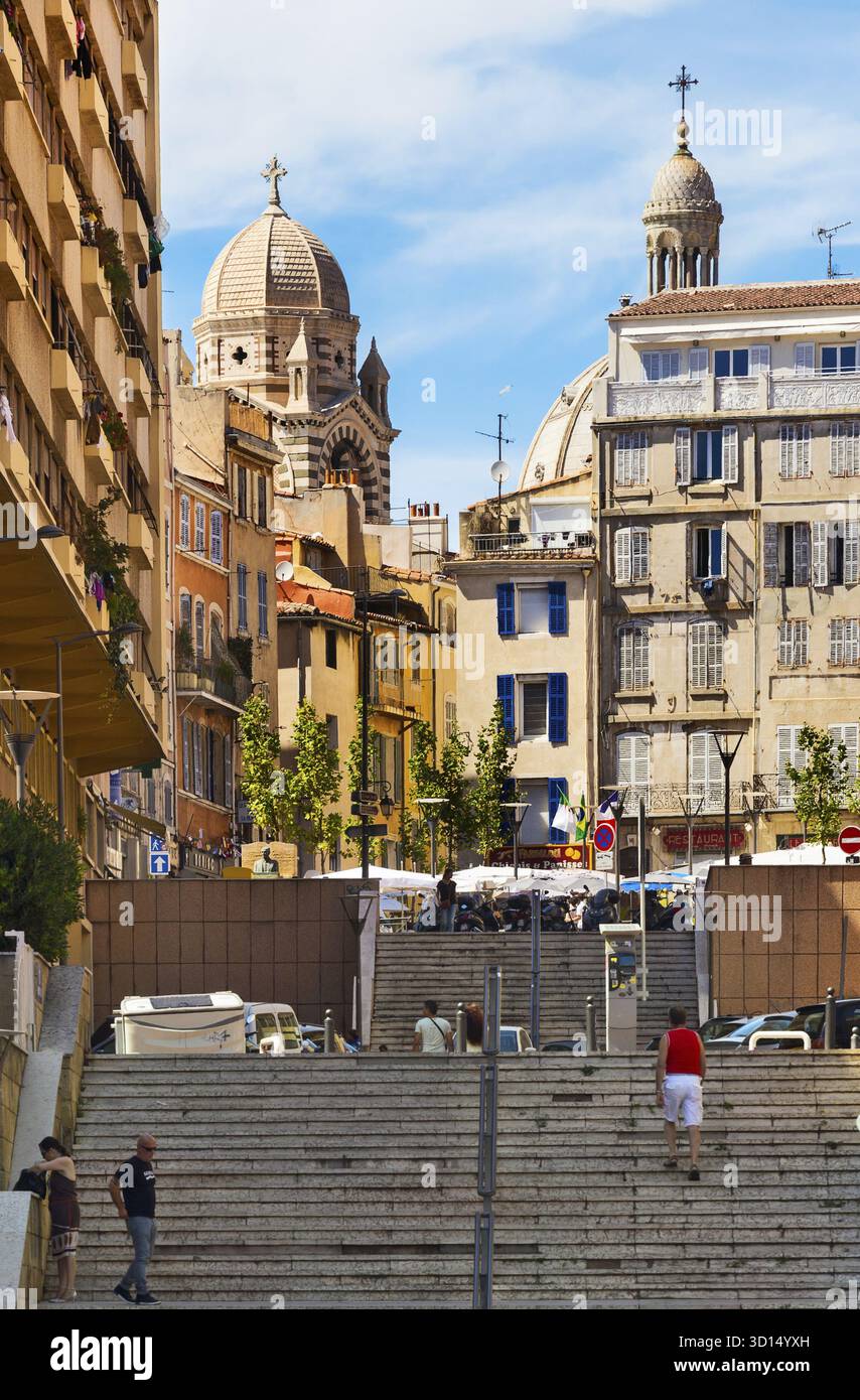 MARSIGLIA, FRANCIA - 5 LUGLIO 2014: Il centro di Marsiglia con scale e vista su una delle torri della Cattedrale di Marsiglia in Francia Foto Stock