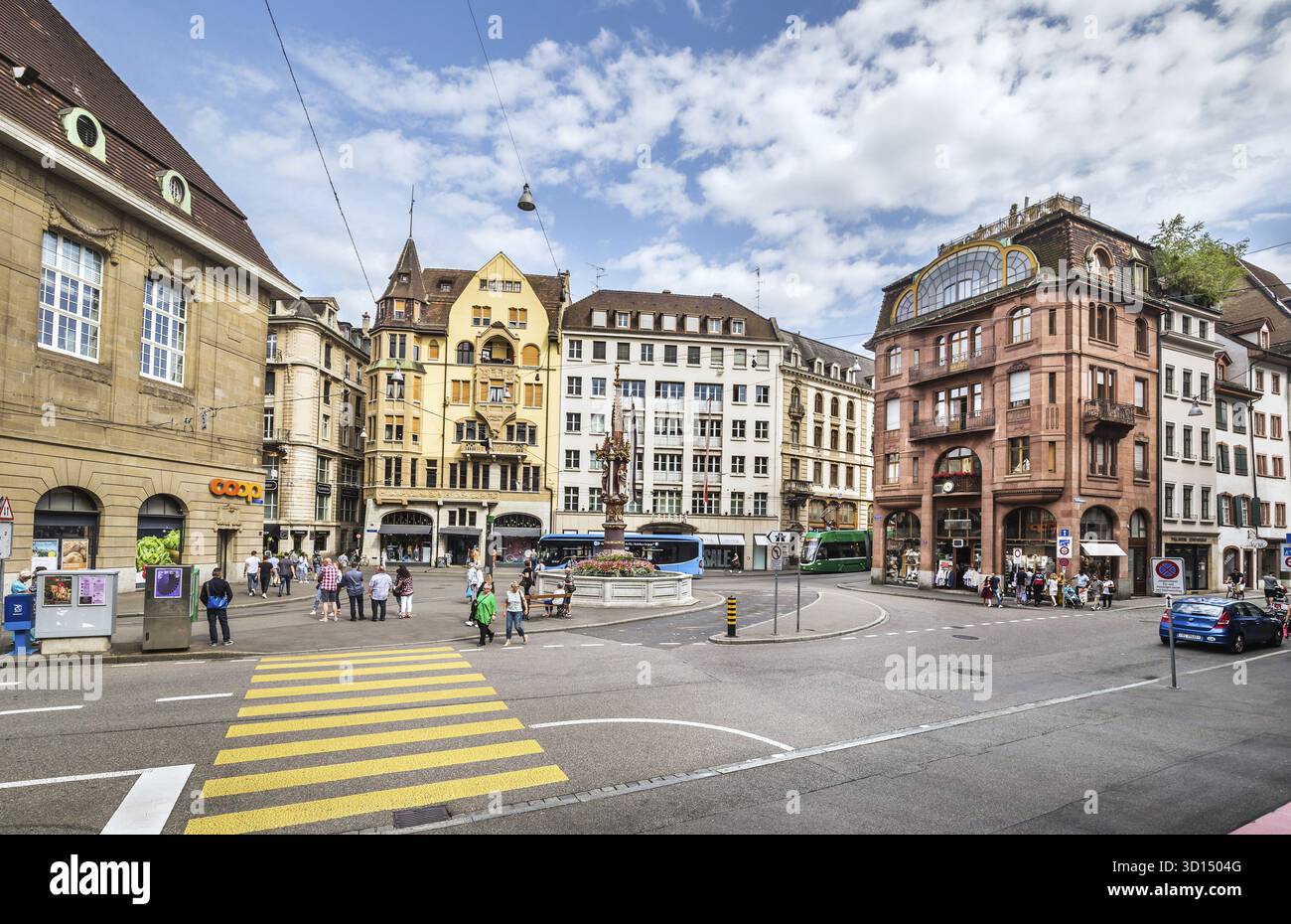 Basilea, Svizzera - 13 luglio 2019: Piazza del mercato del pesce nel centro di Basilea con una fontana Fischmarktbrunnen. La fontana è stata costruita nel secondo... Foto Stock