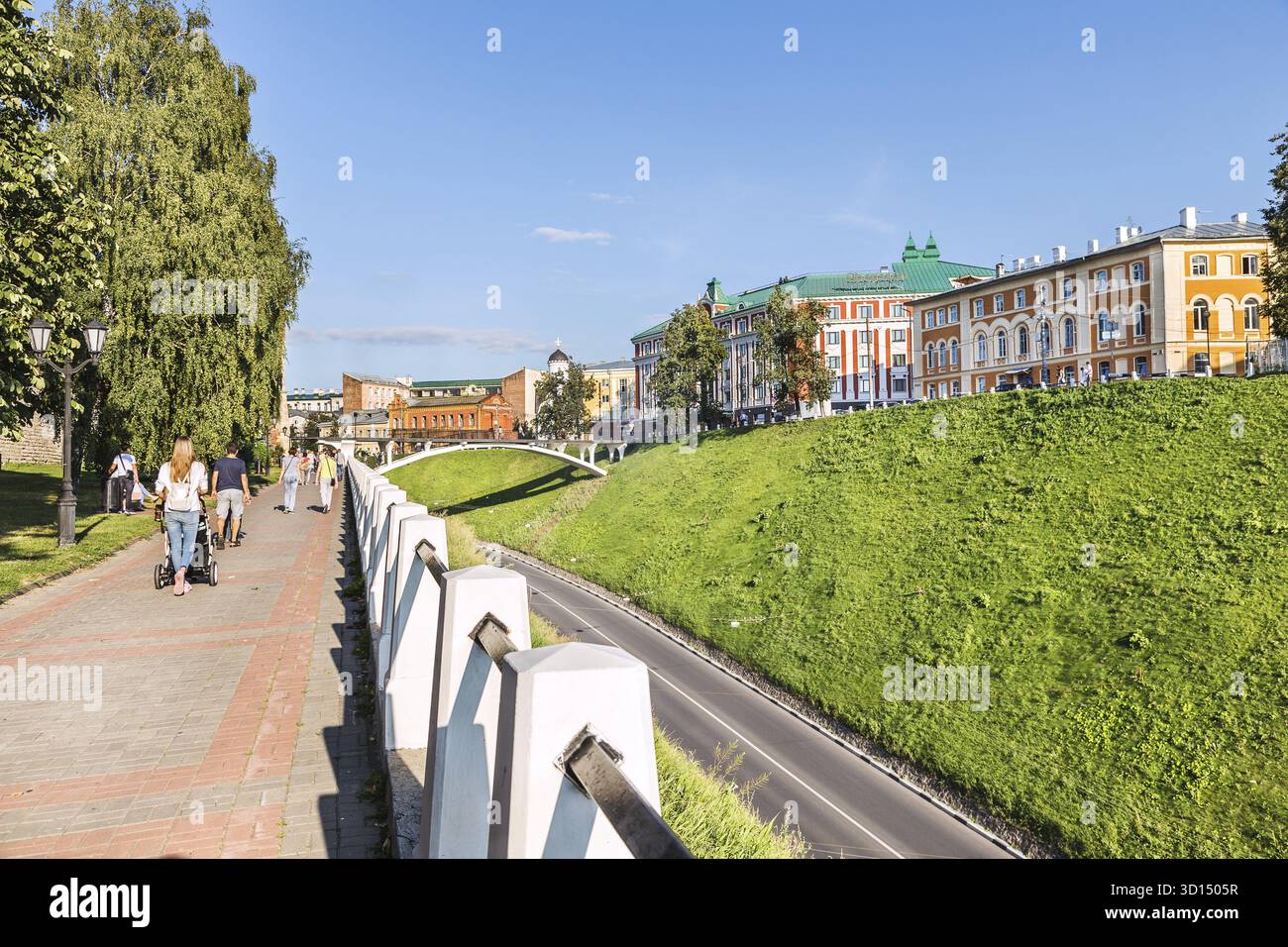 Nizhny novgorod, Russia - 18 agosto 2018: Strada pedonale con una recinzione di pietra bianca, con gente che cammina Foto Stock