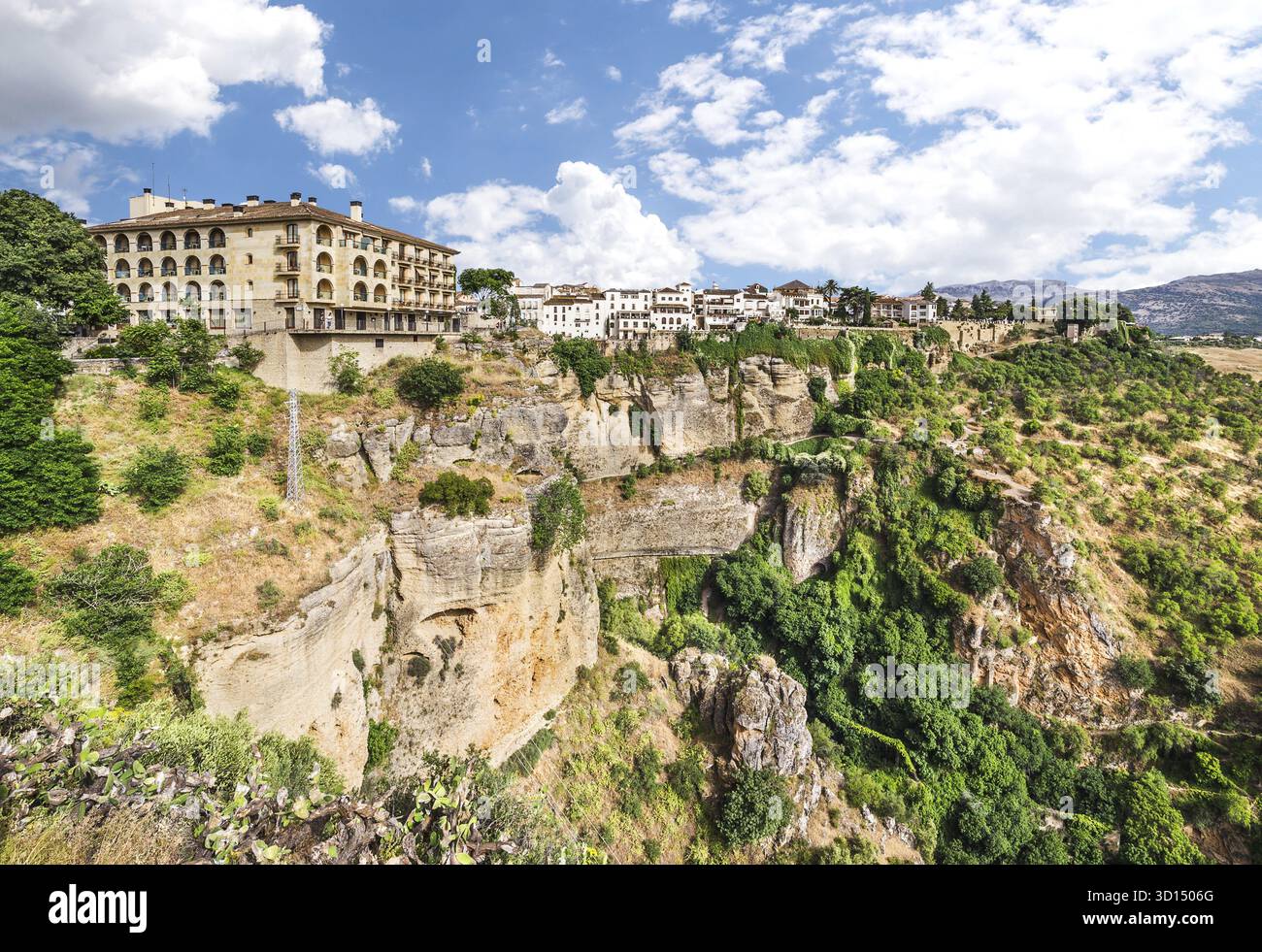 Vista sul canyon (gola di El Tajo) e sulla città vecchia di Ronda con le case bianche, Ronda, Andalusia, Spagna Foto Stock