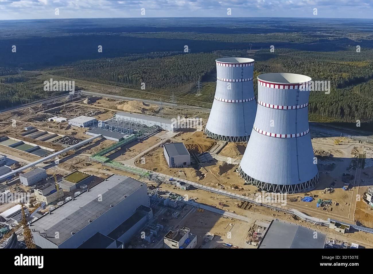 Indagine di antenna di una centrale nucleare in costruzione. L'installazione e la costruzione di un impianto di alimentazione. Energia nucleare Foto Stock