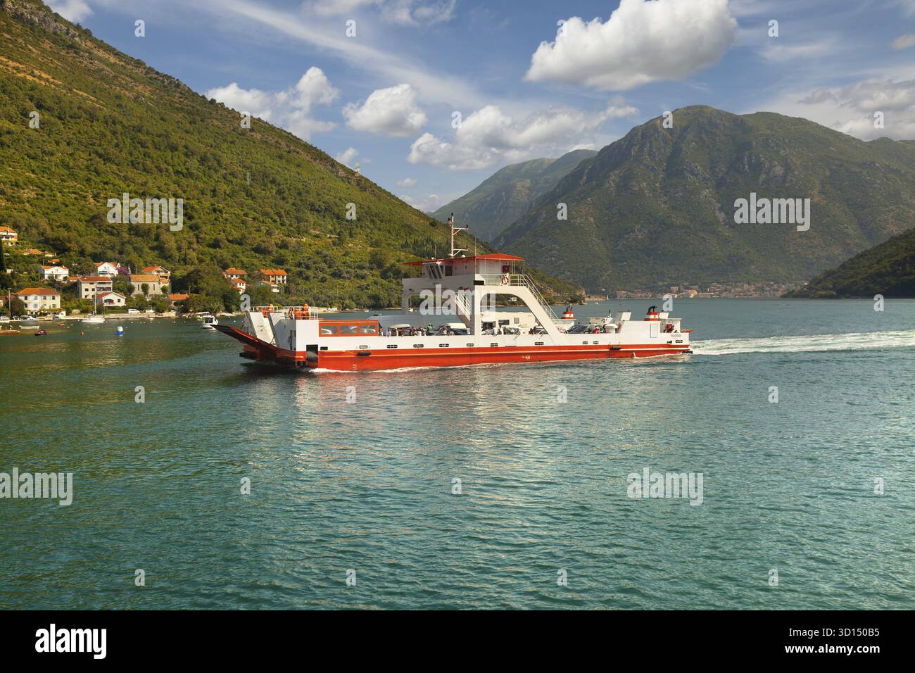 MONTENEGRO, BAIA DI BOKA KOTORSKA - 5 AGOSTO 2014: Il famoso traghetto nel punto più stretto della baia di Boka Kotorska, Montenegro Foto Stock