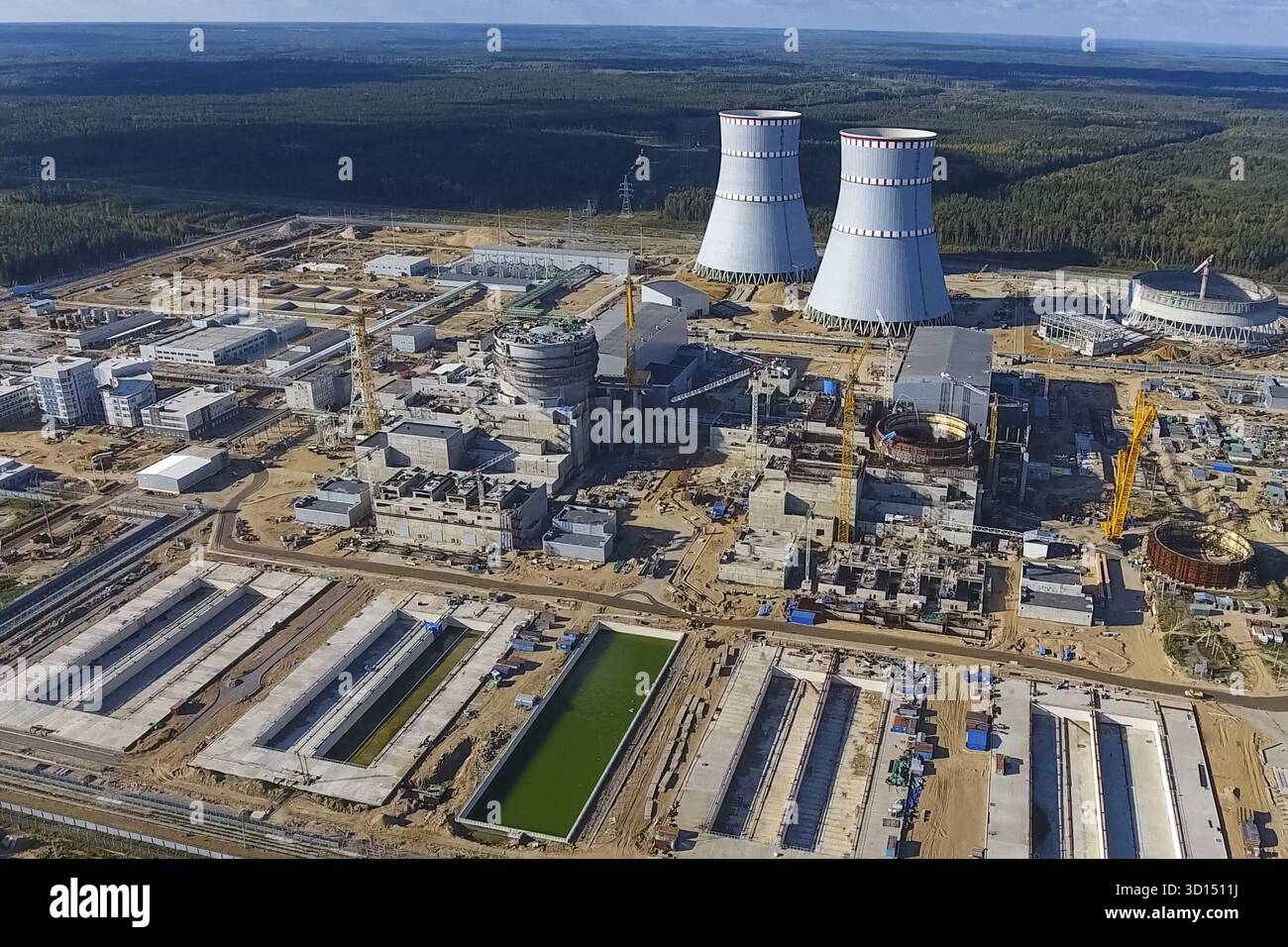 Indagine di antenna di una centrale nucleare in costruzione. L'installazione e la costruzione di un impianto di alimentazione. Energia nucleare Foto Stock