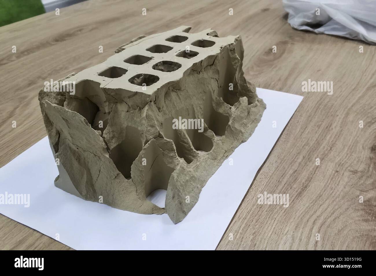 Mattone distrutto come risultato di prove di compressione Foto Stock