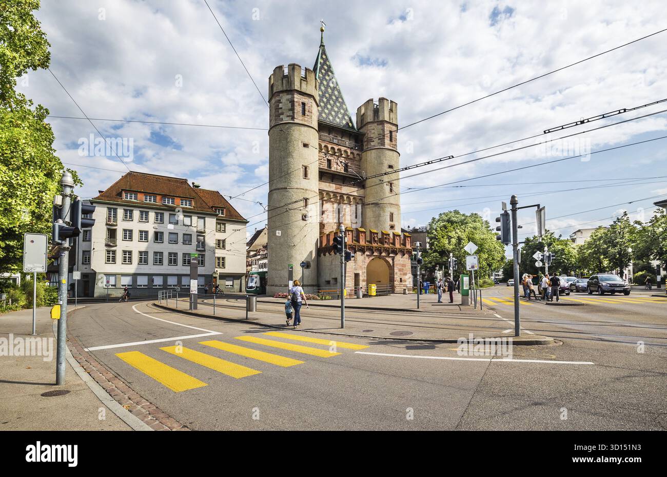 Basilea, Svizzera - 13 luglio 2019: Porta storica della città di Spalentor a Basilea. Svizzera Foto Stock