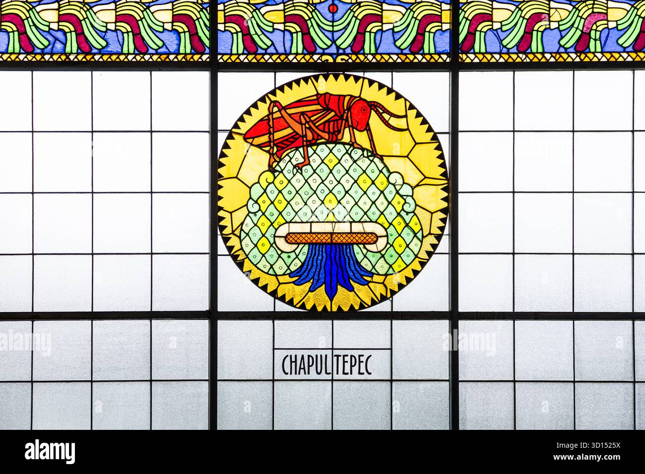 Opere d'arte in vetro colorato che rappresentano il simbolo della cavalletta Chapultepec all'interno del castello di Chapultepec, città del Messico, parte dell'area patrimonio dell'umanità dell'UNESCO. Foto Stock