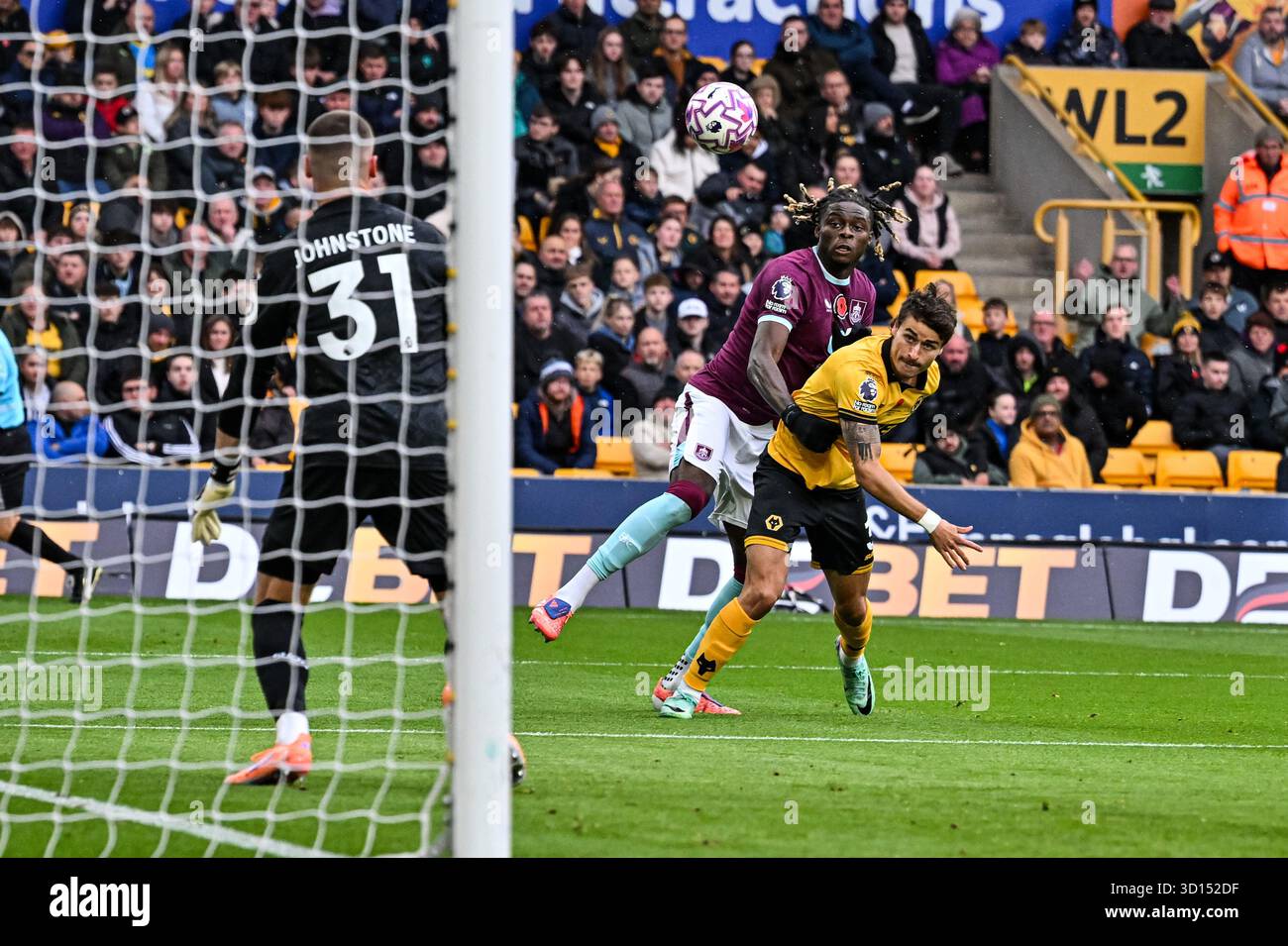 Wolverhampton, Regno Unito. 26 ottobre 2025; Molineux Stadium, Wolverhampton, West Midlands, Inghilterra; Premier League Football, Wolverhampton Wanderers contro Burnley; Lesley Ugochukwu di Burnley si dirige verso il gol davanti a Hugo Bueno di Wolverhampton Wanderers Credit: Action Plus Sports Images/Alamy Live News Foto Stock