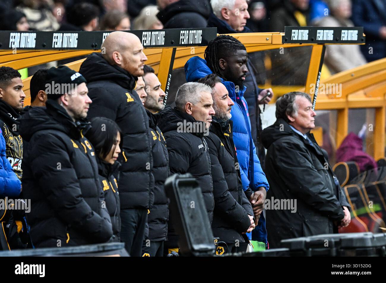 Wolverhampton, Regno Unito. 26 ottobre 2025; Molineux Stadium, Wolverhampton, West Midlands, Inghilterra; Premier League Football, Wolverhampton Wanderers contro Burnley; Wolverhampton Wanderers Head Coach Vitor Pereira e la sua squadra stanno per The Last Post Credit: Action Plus Sports Images/Alamy Live News Foto Stock