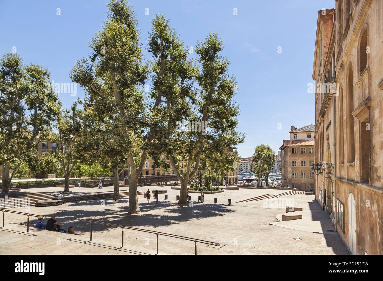 MARSIGLIA, FRANCIA - 5 LUGLIO: La piazza vicino al lungomare nel centro di Marsiglia il 5 luglio 2014 Foto Stock