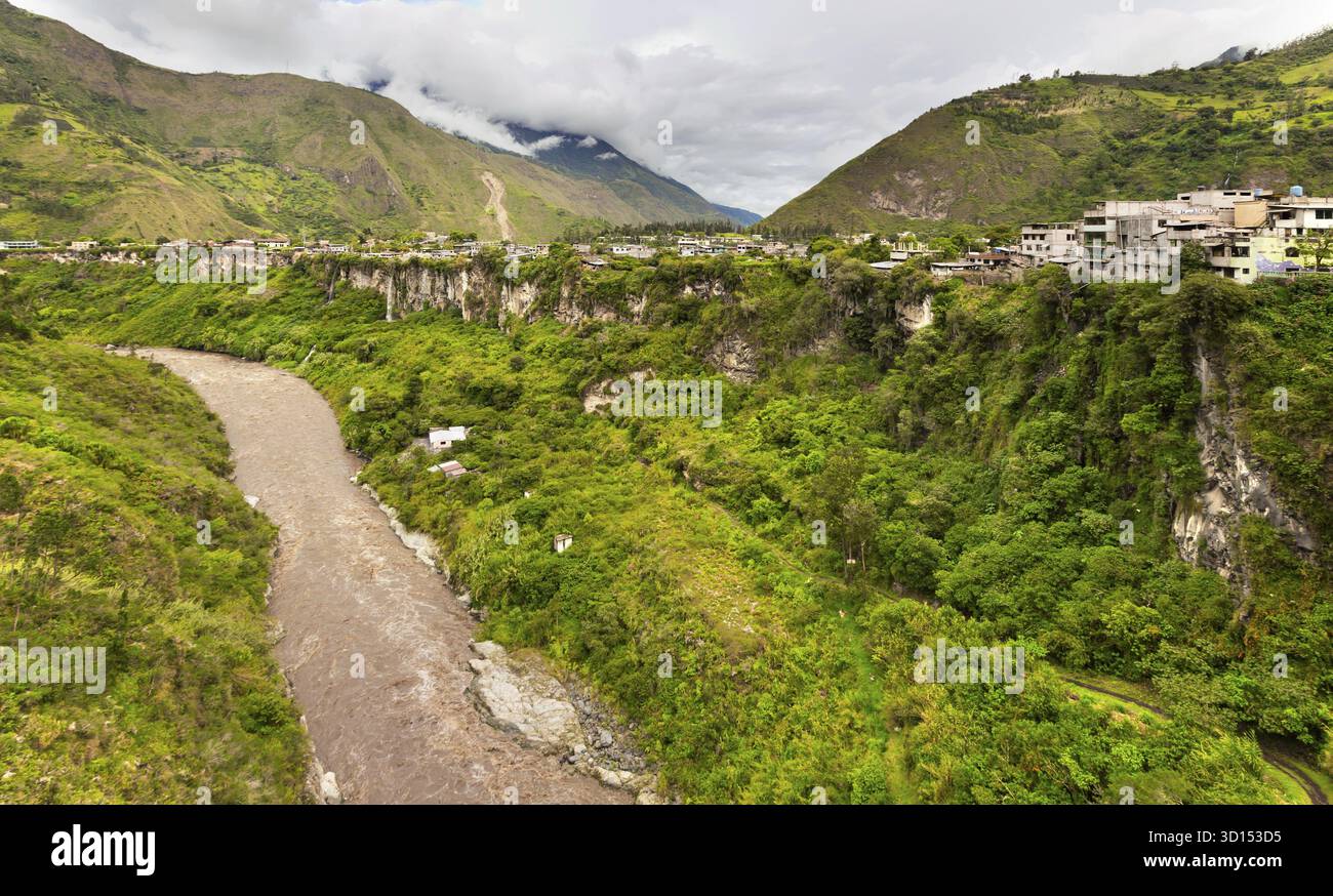 La città in una valle vicino alla montagna e al fiume, Ecuador Foto Stock