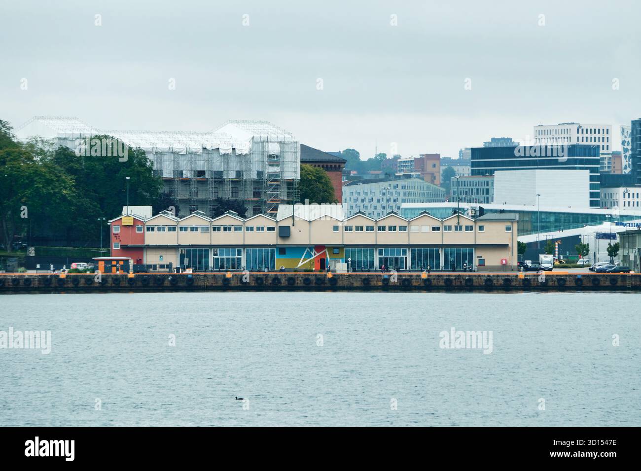 Oslo, Norvegia - 9 settembre 2025: Ingresso colorato, uffici degli architetti Snohetta in un ex magazzino nel porto di Oslo in Norvegia Foto Stock