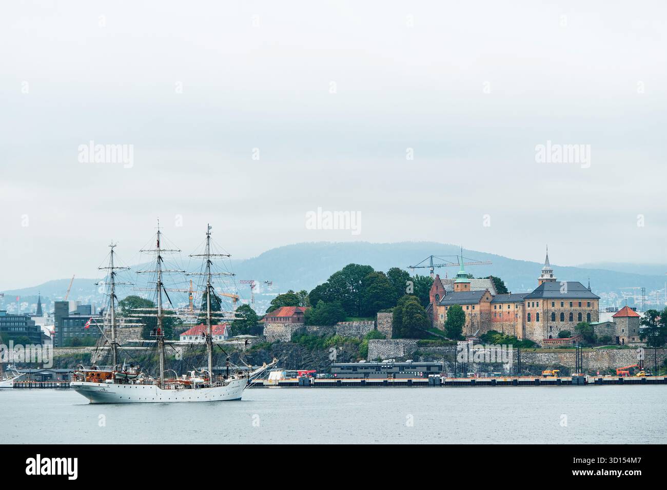 Oslo, Norvegia - 7 settembre 2025: Castello e fortezza di Akershus. Torri con alti edifici e mura in mattoni e pietra Foto Stock