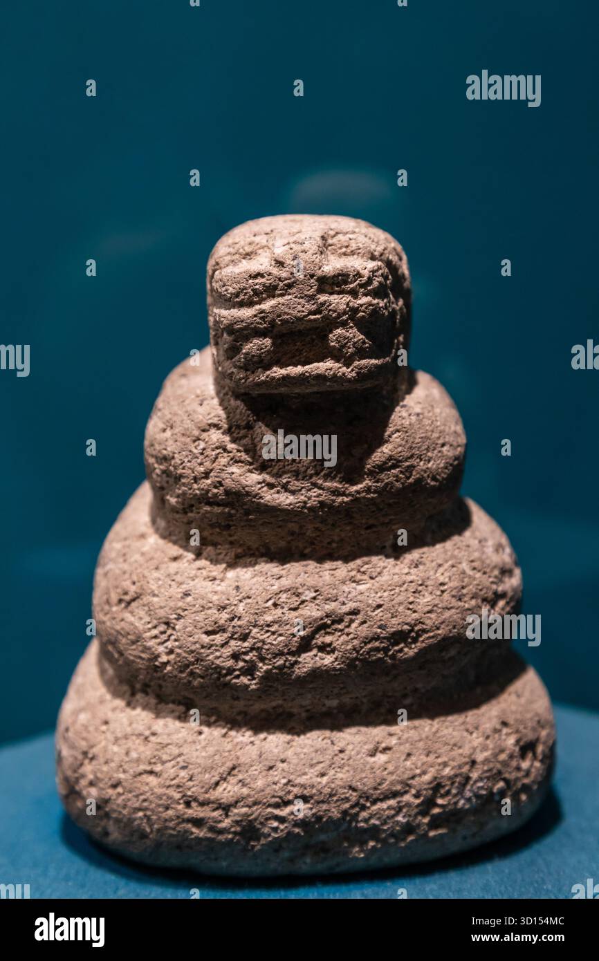 Scultura in pietra di un serpente che rappresenta la fauna locale in mostra al Museo Teotihuacán, Messico. Foto Stock