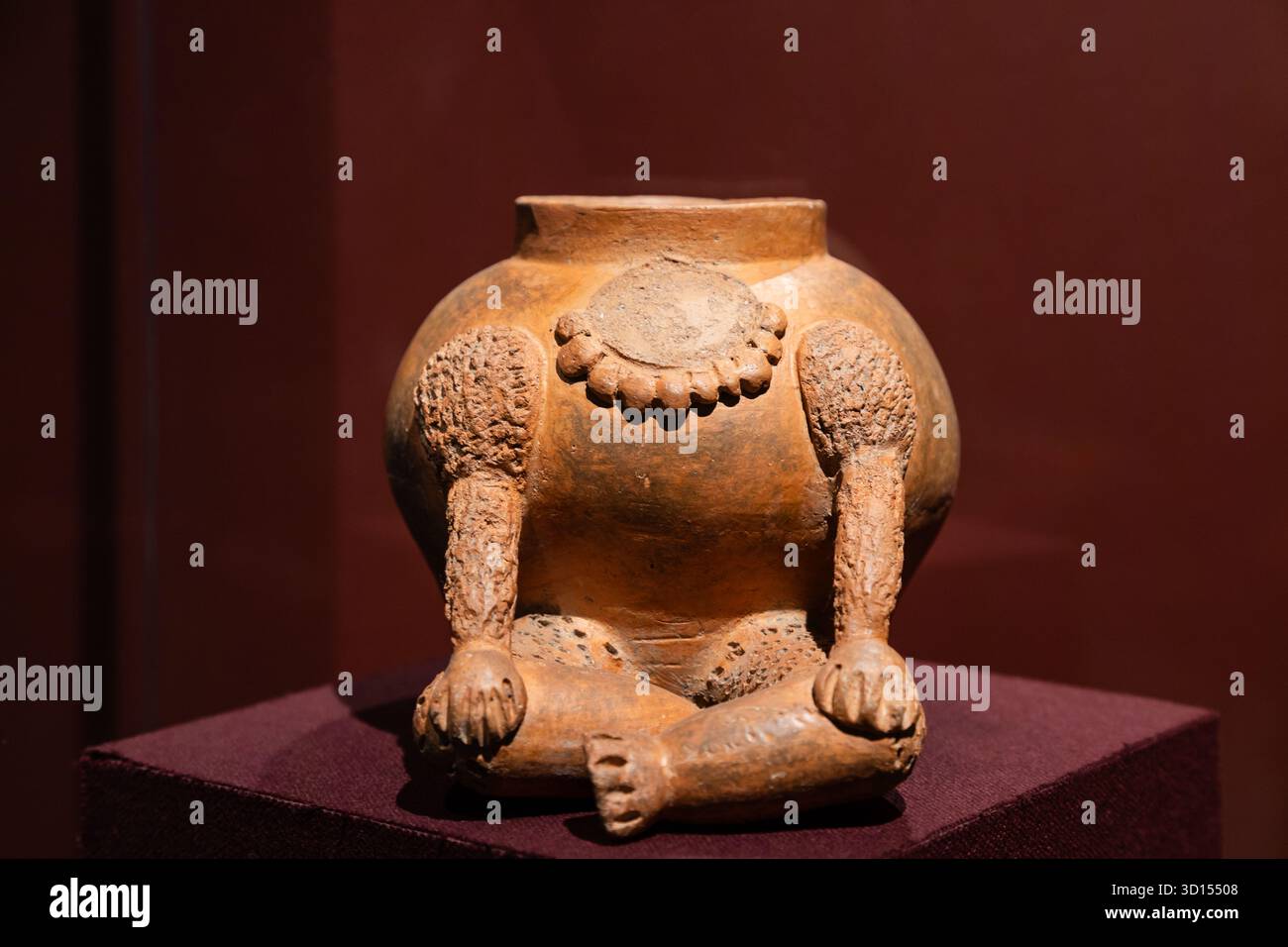 Vaso in ceramica modellato come una figura umana seduto dalla fase Xolalpan, Museo Teotihuacán, Messico. Foto Stock