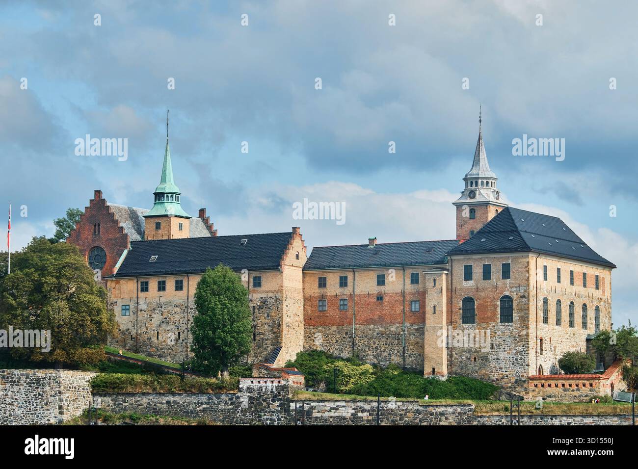 Oslo, Norvegia - 7 settembre 2025: Castello e fortezza di Akershus. Torri con alti edifici e mura in mattoni e pietra Foto Stock
