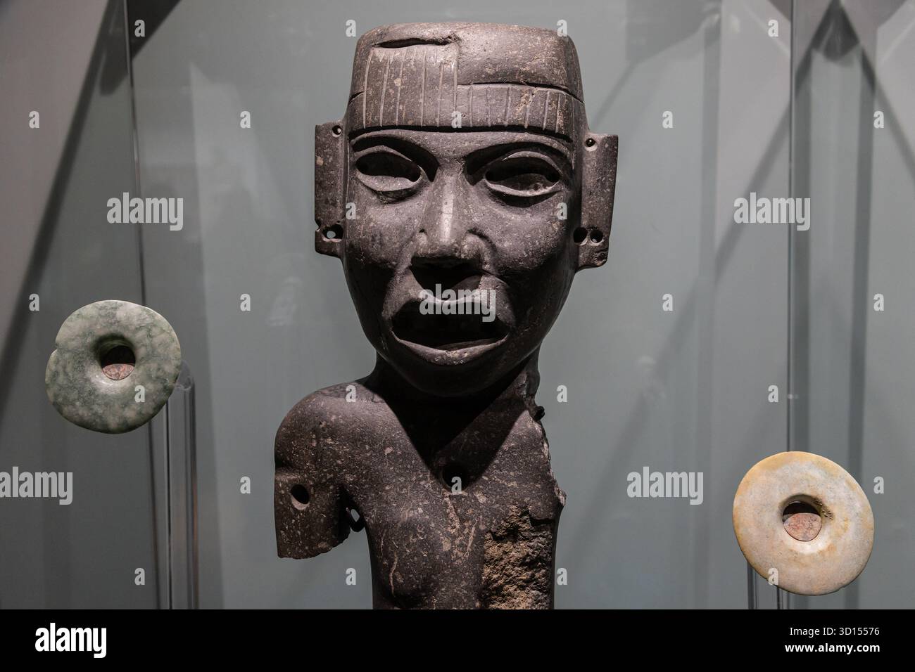 Busto in pietra lucidato di Teotihuacan che mostra una figura d'élite e ornamenti per orecchie, esposto nel Museo Teotihuacan. Foto Stock