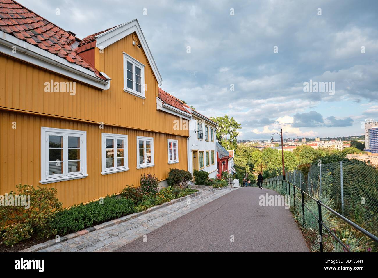 Oslo, Norvegia - 12 settembre 2025: Splendida vista sulle strade di case in legno damstredet e telthusbakken Foto Stock