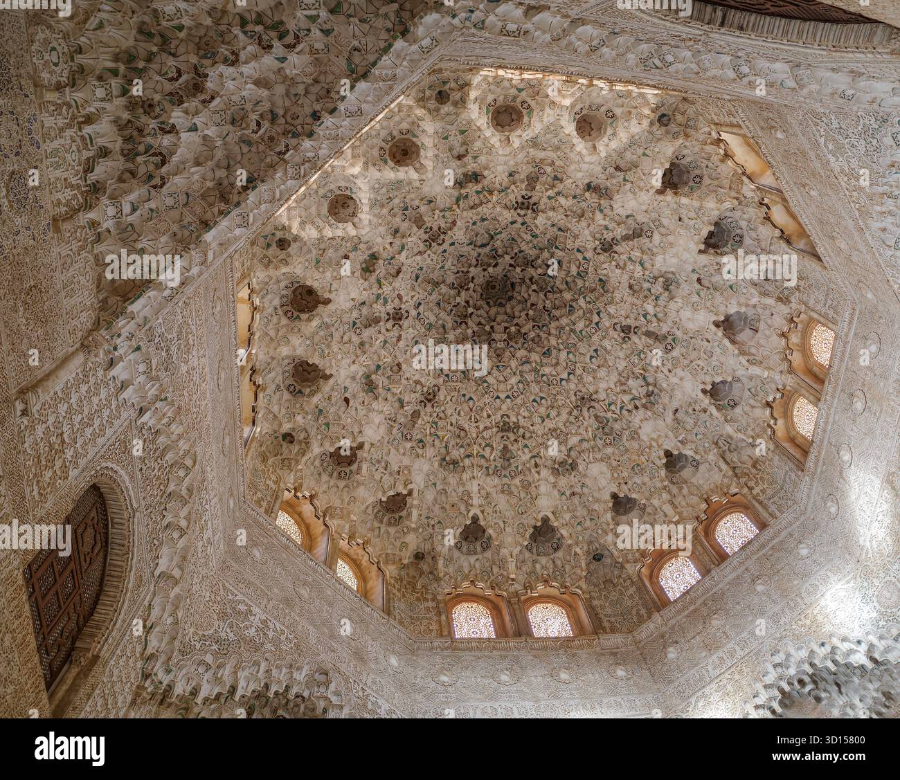 Granada, Spagna - 21 ottobre 2025: Soffitto della sala delle due Sorelle nei Palazzi Nasridi dell'Alhambra, Granada Foto Stock
