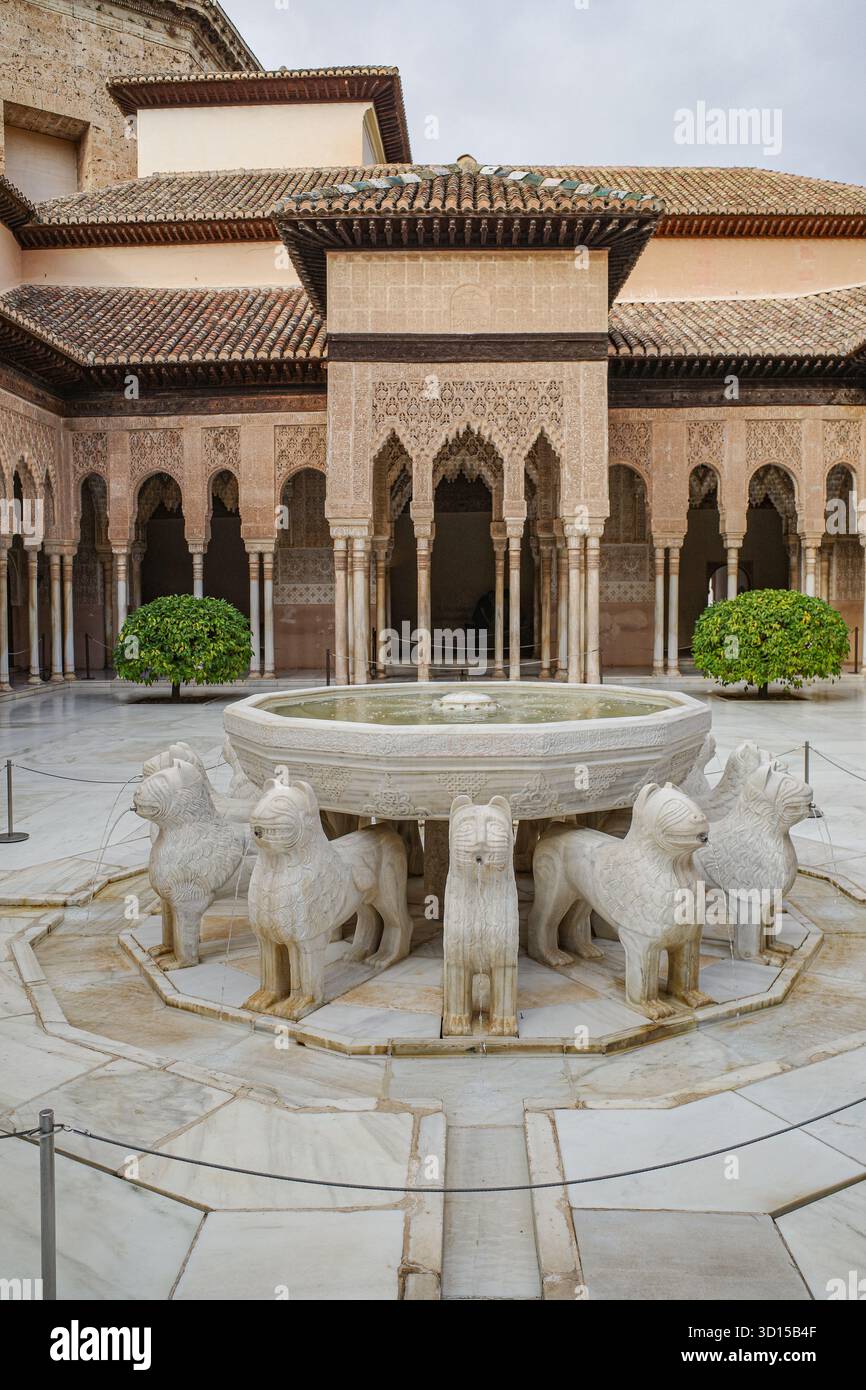 Granada, Spagna - 21 ottobre 2025: Fontana della Corte dei Leoni (Patio de los Leones) nei Palazzi Nasridi dell'Alhambra Foto Stock