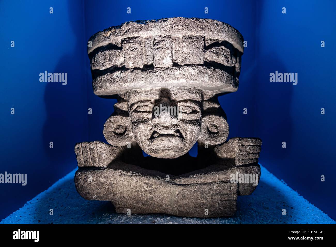 Scultura in pietra di Huehueteotl, il Vecchio Dio del fuoco, fone delle più antiche divinità della Mesoamerica, venerato a Teotihuacan. Foto Stock
