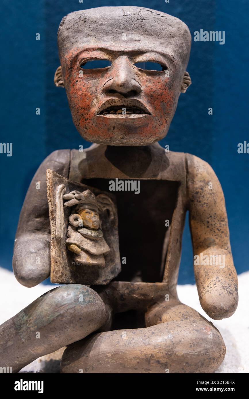 L'antica figura di Teotihuacan ospita una figura interna che simboleggia la fertilità, l'identità o la composizione multietnica della città. Foto Stock