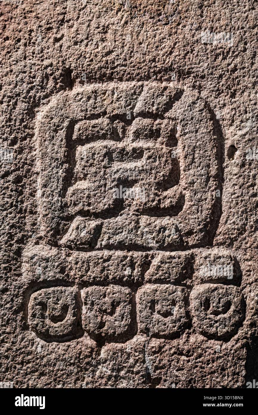 Incisione del glifo di pietra da Teotihuacan, Messico, con un motivo geometrico probabilmente collegato a sistemi calendari o simbolici. Foto Stock