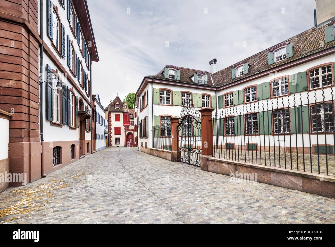 Basilea, Svizzera - 13 luglio 2019. Centro storico di Grossbasel. Vecchie case sulla strada Rittergasse. Svizzera Foto Stock
