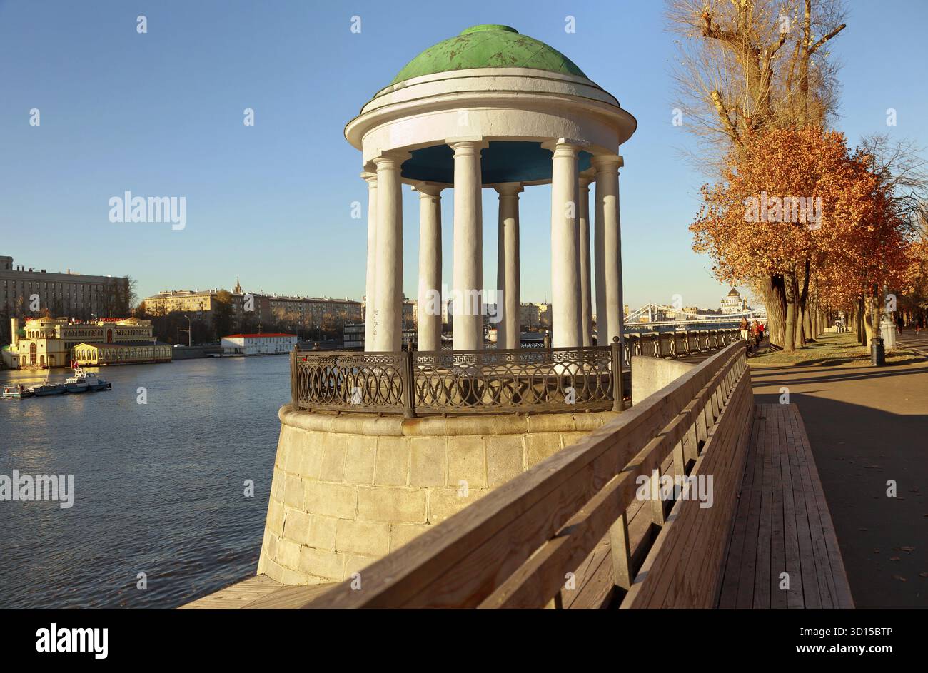 Vista autunnale dell'argine di Mosca Foto Stock