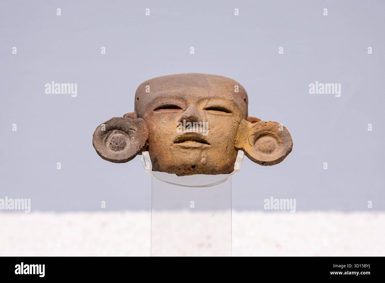 Piccola testa in ceramica di Teotihuacan che mostra le tipiche caratteristiche stilizzate dell'arte del periodo classico e il design simbolico. Foto Stock