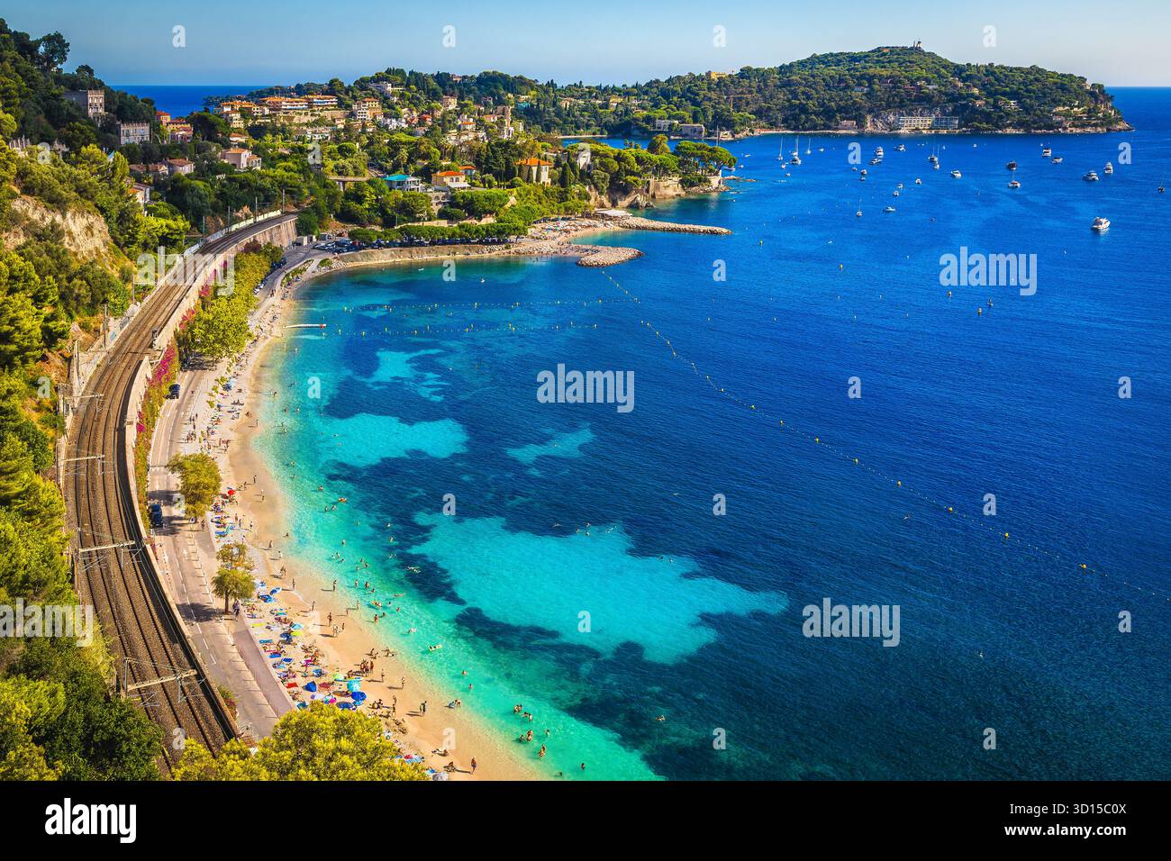Splendida vista dal punto panoramico con spiagge azzurre e il pittoresco resort Saint-Jean-Cap-Ferrat sulla penisola, Provenza, Costa Azzurra, Foto Stock