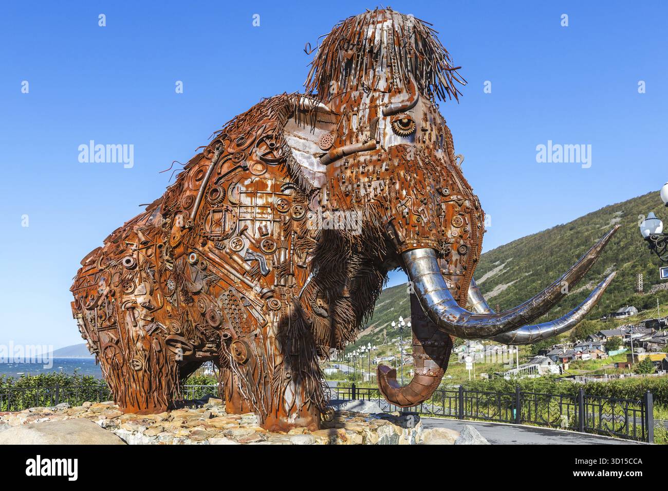 Magadan, Russia - 27 agosto 2016: Monumento mammut, fatto di vari rottami metallici a Magadan Foto Stock