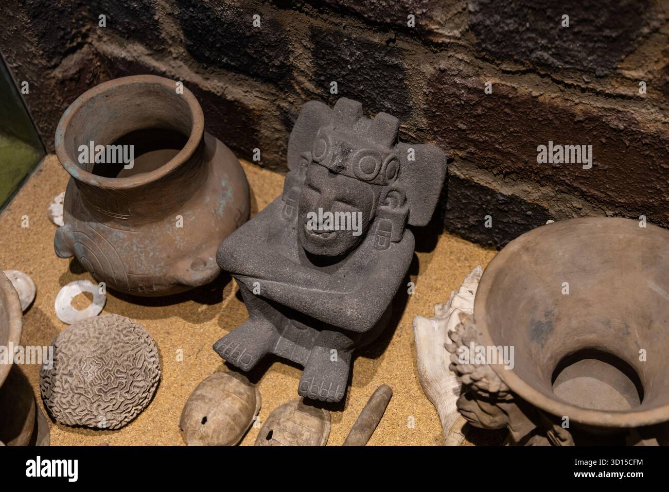Figura seduta di Xiuhtecuhtli con vasi rituali e offerte, Templo Mayor Museum, città del Messico. Foto Stock