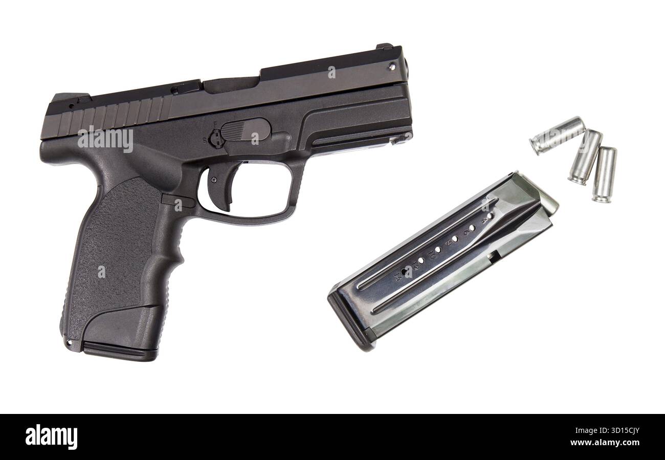 La pistola con caricatore e proiettili su sfondo bianco Foto Stock