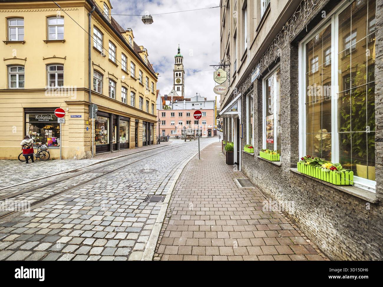 Augusta, Germania - 09 maggio 2017: Strada con binari del tram nel centro di Augusta, Germania Foto Stock