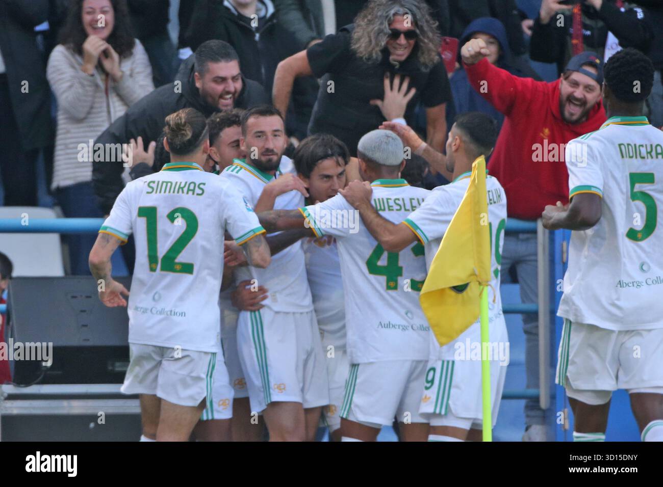 Reggio Emilia, Italia. 26 ottobre 2025. 26.10.2025 Sassuolo vs Roma (serie A) Sport; calcio; 8° giornata&#xD;nella foto: Paulo Dybala esulta con i compagni&#xD;(foto Gino Mancini) crediti: Agenzia fotografica indipendente/Alamy Live News Foto Stock