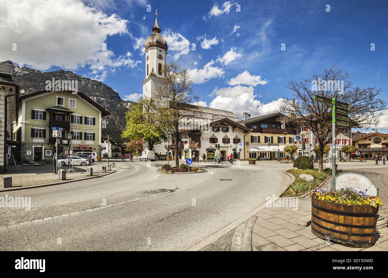Garmisch-partenkirchen, Germania - 2 maggio 2017: Veduta della strada di Garmisch-Partenkirchen nelle Alpi Bavaresi Foto Stock
