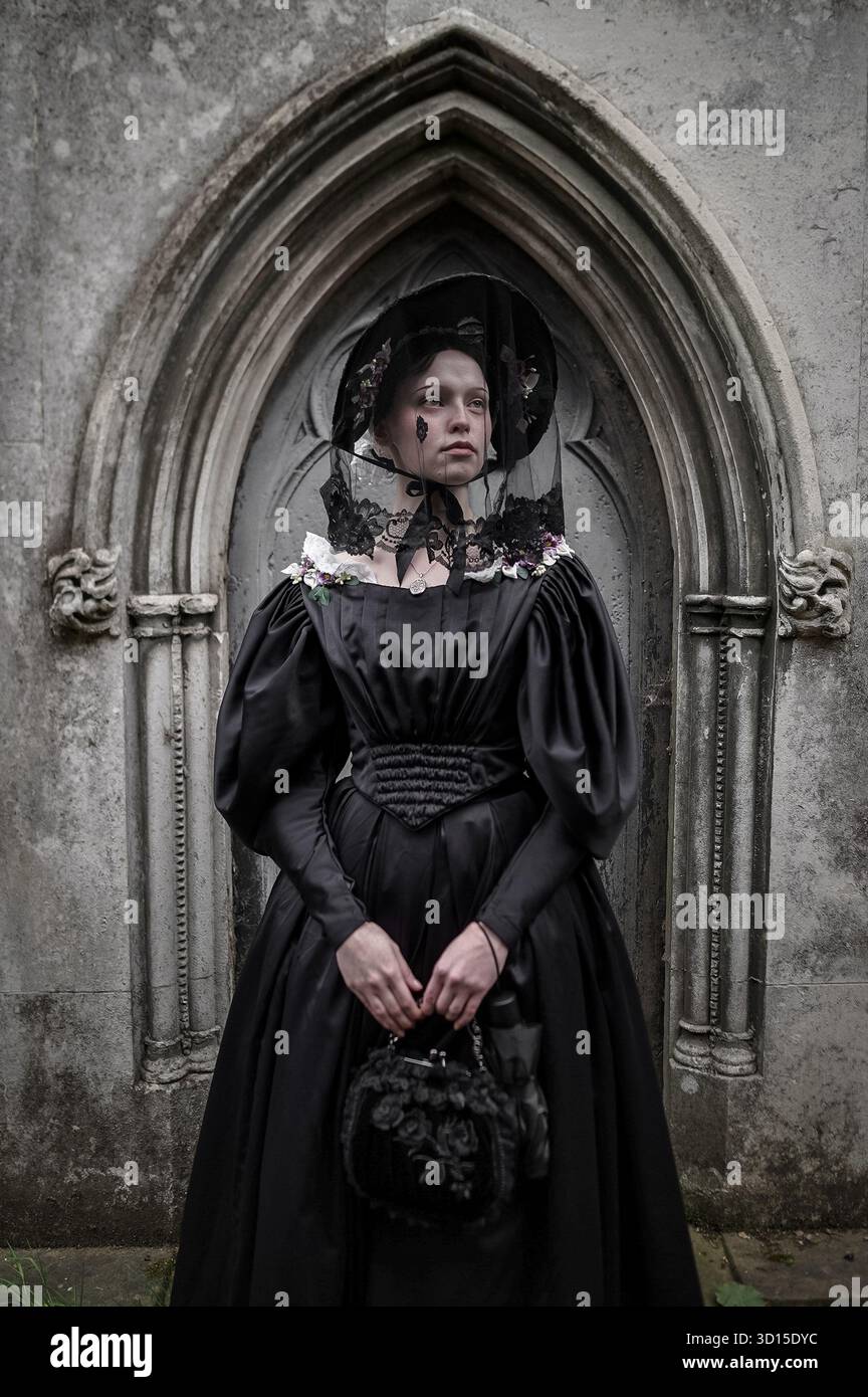 Londra, Regno Unito. 26 ottobre 2025. Riunione di Halloween della società di Salome. I devoti vestiti in modo impeccabile della moda e della cultura d'epoca si riuniscono per un cimitero pomeridiano flaneur con particolare attenzione al codice di abbigliamento in lutto degli anni '1870-'1890 ispirato al Dracula del 1897 di Bram Stoker e alle sue varie interpretazioni cinematografiche. Crediti: Guy Corbishley/Alamy Live News Foto Stock