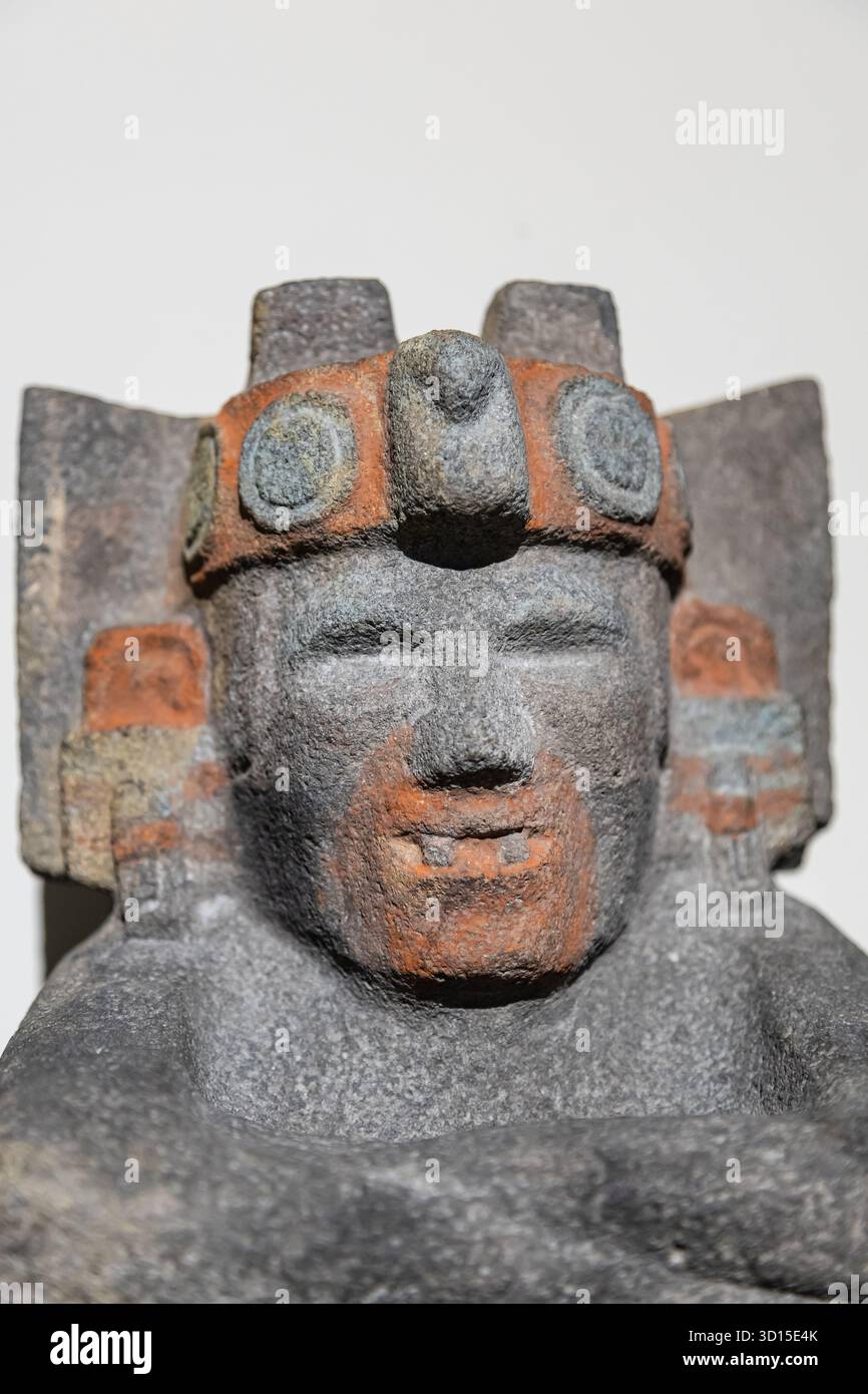 Statua in pietra di Xiuhtecuhtli, il Signore turchese azteco e dio del fuoco, della vita e del rinnovamento, simboleggiando la creazione attraverso la fiamma sacra. Foto Stock