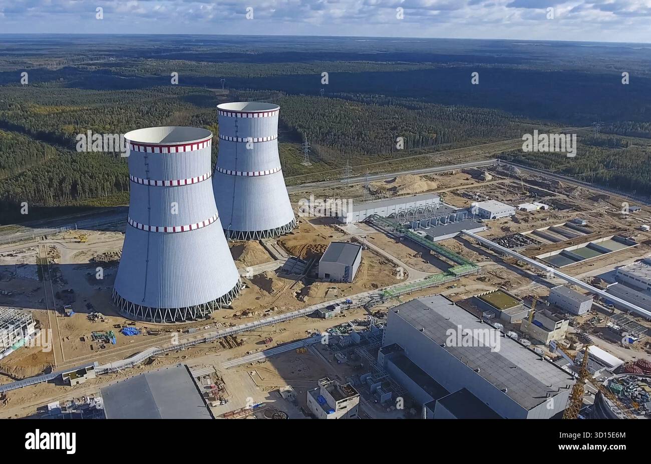 Indagine di antenna di una centrale nucleare in costruzione. L'installazione e la costruzione di un impianto di alimentazione. Energia nucleare Foto Stock