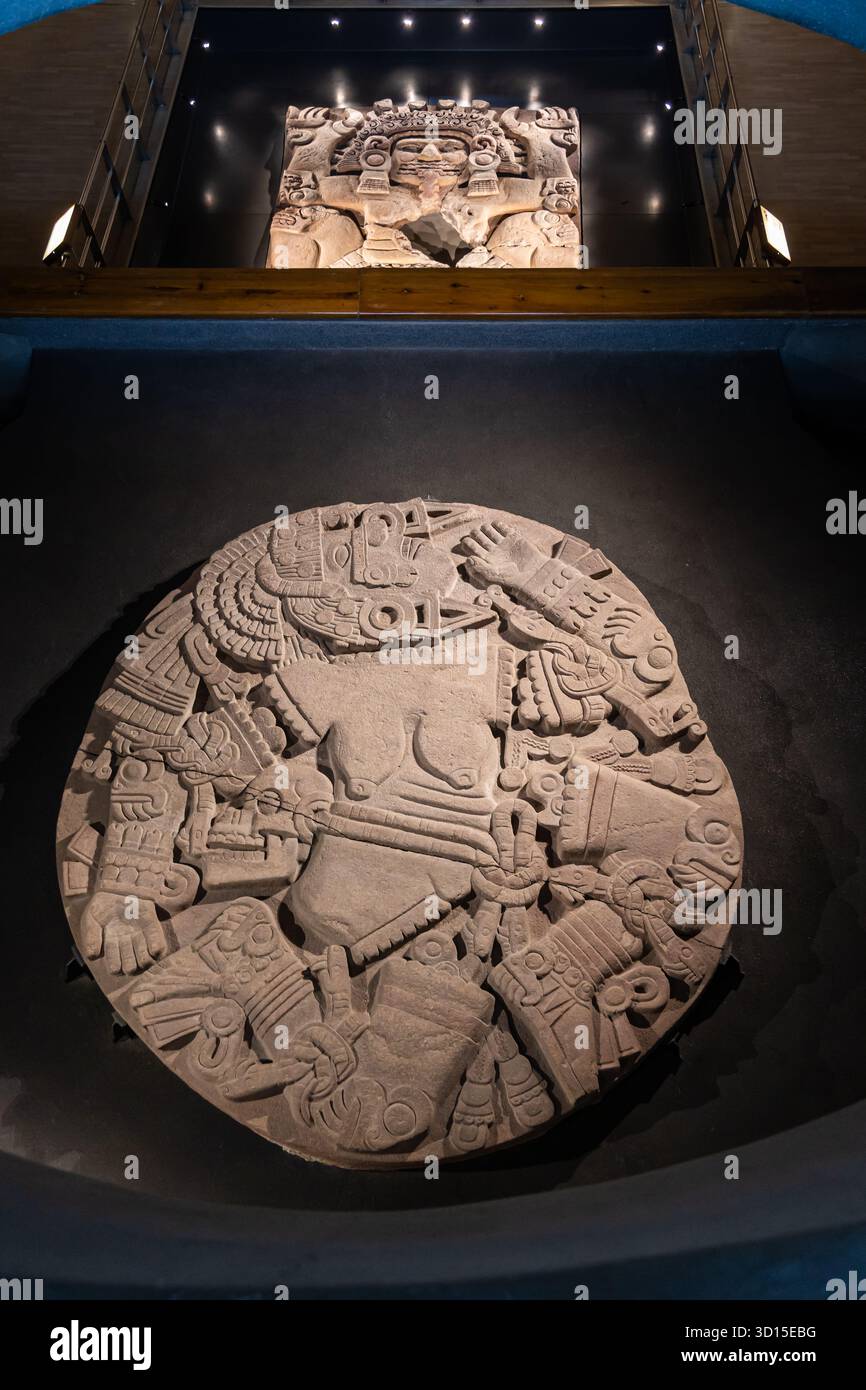 Pietra di Coyolxauhqui e Monolith di Tlaltecuhtli al Templo Mayor Museum, città del Messico - iconiche sculture azteche di divinità della luna e della terra. Foto Stock